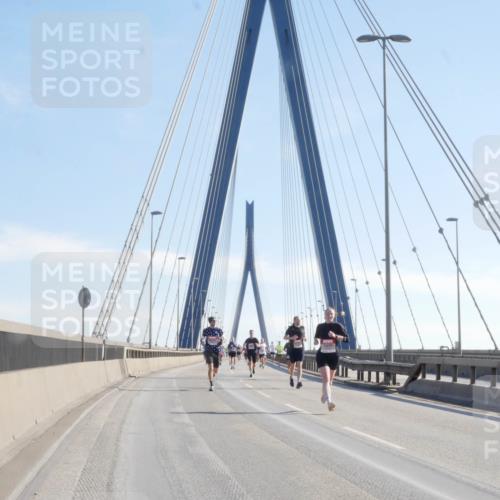 03.10.2025 - Köhlbrandbrückenlauf Matties Gatica Varas http://msf.ph/oto/9020655 03.10.2025 12:22:47 Position 1  meine-sportfotos.de