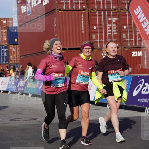 03.10.2025 - Köhlbrandbrückenlauf Michael Burmester http://msf.ph/oto/9020659 03.10.2025 10:21:35 Ziel 2016, 2097, 2143, 2164, 2174, 2194, 2255, 2309, 2439, 2524, 3536, 3537, 3538 meine-sportfotos.de