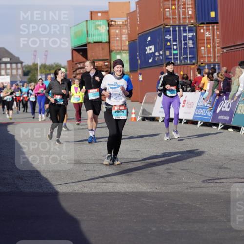 03.10.2025 - Köhlbrandbrückenlauf Michael Burmester http://msf.ph/oto/9020666 03.10.2025 10:21:37 Ziel 2016, 2097, 2143, 2164, 2174, 2194, 2235, 2255, 2309, 2439, 2524, 3537, 3538 meine-sportfotos.de