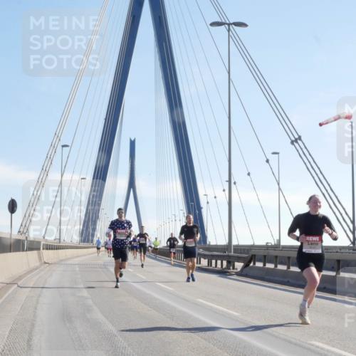 03.10.2025 - Köhlbrandbrückenlauf Matties Gatica Varas http://msf.ph/oto/9020668 03.10.2025 12:22:49 Position 1 4111 meine-sportfotos.de