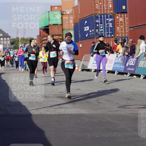 03.10.2025 - Köhlbrandbrückenlauf Michael Burmester http://msf.ph/oto/9020672 03.10.2025 10:21:37 Ziel 2016, 2097, 2143, 2164, 2174, 2194, 2235, 2255, 2309, 2439, 2524, 3537, 3538 meine-sportfotos.de