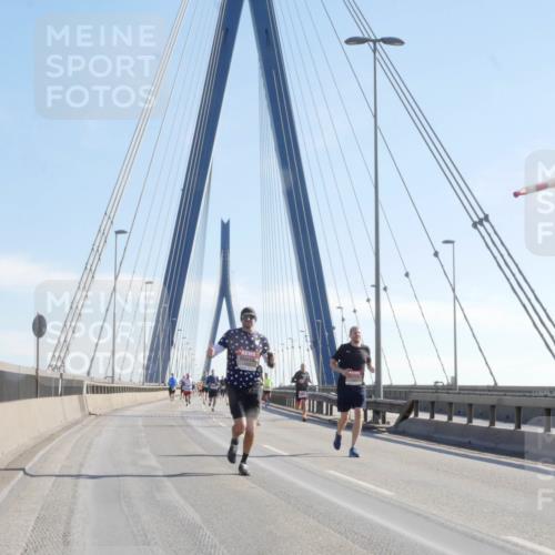 03.10.2025 - Köhlbrandbrückenlauf Matties Gatica Varas http://msf.ph/oto/9020673 03.10.2025 12:22:50 Position 1  meine-sportfotos.de