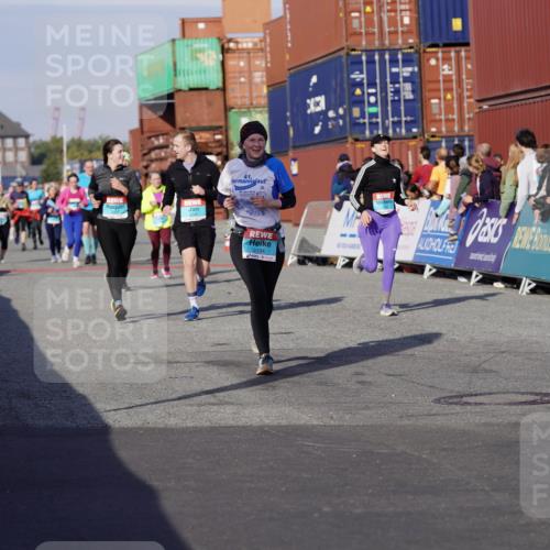 03.10.2025 - Köhlbrandbrückenlauf Michael Burmester http://msf.ph/oto/9020678 03.10.2025 10:21:37 Ziel 2016, 2097, 2143, 2164, 2174, 2194, 2235, 2255, 2309, 2439, 2524, 3537, 3538 meine-sportfotos.de