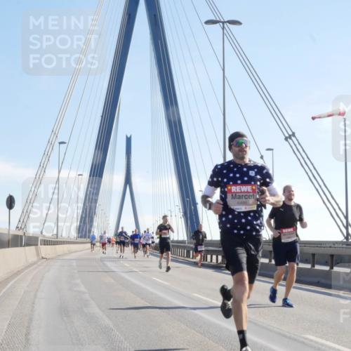 03.10.2025 - Köhlbrandbrückenlauf Matties Gatica Varas http://msf.ph/oto/9020680 03.10.2025 12:22:51 Position 1 6495 meine-sportfotos.de