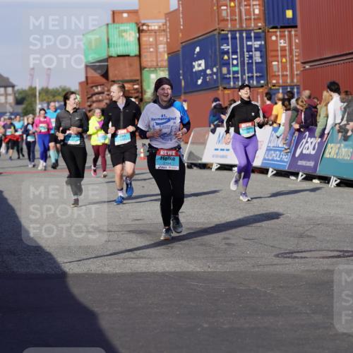 03.10.2025 - Köhlbrandbrückenlauf Michael Burmester http://msf.ph/oto/9020685 03.10.2025 10:21:37 Ziel 2016, 2097, 2143, 2164, 2174, 2194, 2235, 2255, 2309, 2439, 2524, 3537, 3538 meine-sportfotos.de