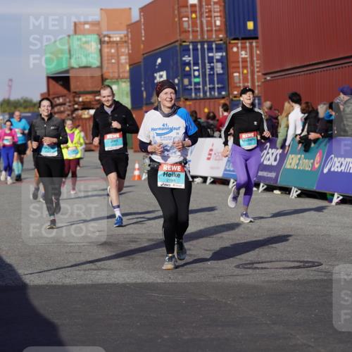 03.10.2025 - Köhlbrandbrückenlauf Michael Burmester http://msf.ph/oto/9020690 03.10.2025 10:21:38 Ziel 2016, 2097, 2143, 2164, 2174, 2194, 2235, 2255, 2309, 2439, 2524 meine-sportfotos.de