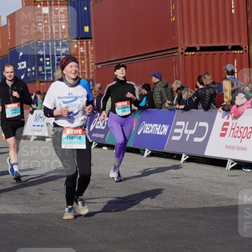 03.10.2025 - Köhlbrandbrückenlauf Michael Burmester http://msf.ph/oto/9020695 03.10.2025 10:21:39 Ziel 1049, 1467, 2016, 2097, 2164, 2174, 2194, 2235, 2255, 2309, 2439, 2524 meine-sportfotos.de
