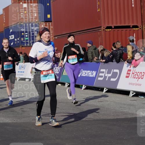 03.10.2025 - Köhlbrandbrückenlauf Michael Burmester http://msf.ph/oto/9020702 03.10.2025 10:21:39 Ziel 1049, 1467, 2016, 2097, 2164, 2174, 2194, 2235, 2255, 2309, 2439, 2524 meine-sportfotos.de