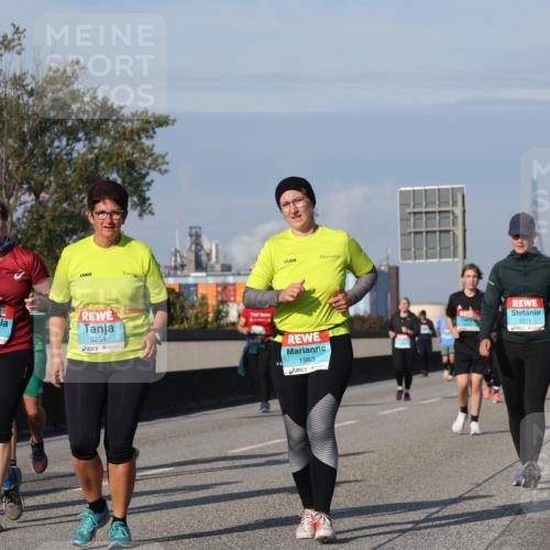 03.10.2025 - Köhlbrandbrückenlauf Luisa Fischer http://msf.ph/oto/9020703 03.10.2025 11:13:08 Position 3 52, 2332, 3254, 1963, 2271 meine-sportfotos.de