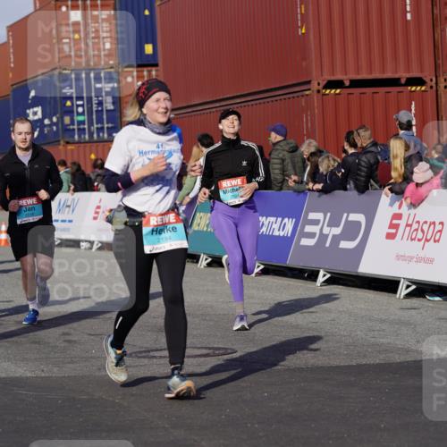 03.10.2025 - Köhlbrandbrückenlauf Michael Burmester http://msf.ph/oto/9020706 03.10.2025 10:21:39 Ziel 1049, 1467, 2016, 2097, 2164, 2174, 2194, 2235, 2255, 2309, 2439, 2524 meine-sportfotos.de