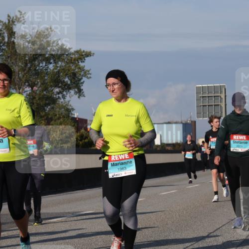 03.10.2025 - Köhlbrandbrückenlauf Luisa Fischer http://msf.ph/oto/9020710 03.10.2025 11:13:09 Position 3 2332, 3254, 57, 1963, 2271 meine-sportfotos.de