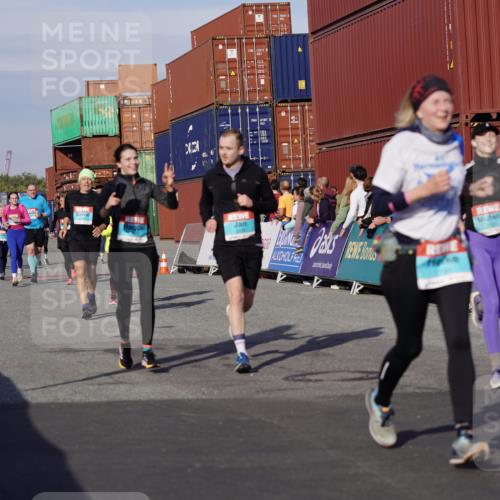 03.10.2025 - Köhlbrandbrückenlauf Michael Burmester http://msf.ph/oto/9020712 03.10.2025 10:21:40 Ziel 1049, 1467, 1740, 2016, 2022, 2097, 2164, 2194, 2235, 2309, 2439, 2524, 3570 meine-sportfotos.de