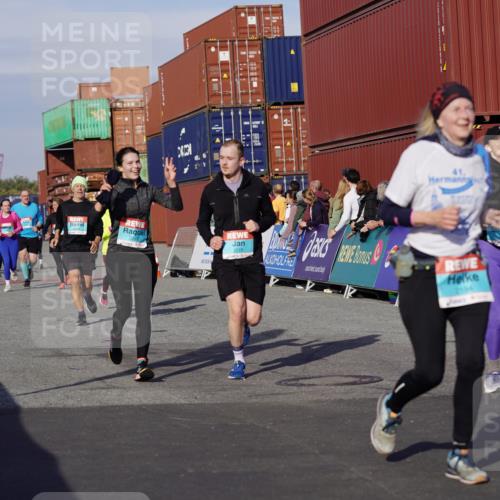 03.10.2025 - Köhlbrandbrückenlauf Michael Burmester http://msf.ph/oto/9020718 03.10.2025 10:21:40 Ziel 1049, 1467, 1740, 2016, 2022, 2097, 2164, 2194, 2235, 2309, 2439, 2524, 3570 meine-sportfotos.de