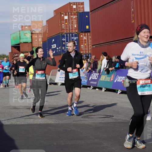 03.10.2025 - Köhlbrandbrückenlauf Michael Burmester http://msf.ph/oto/9020725 03.10.2025 10:21:40 Ziel 1049, 1467, 1740, 2016, 2022, 2097, 2164, 2194, 2235, 2309, 2439, 2524, 3570 meine-sportfotos.de