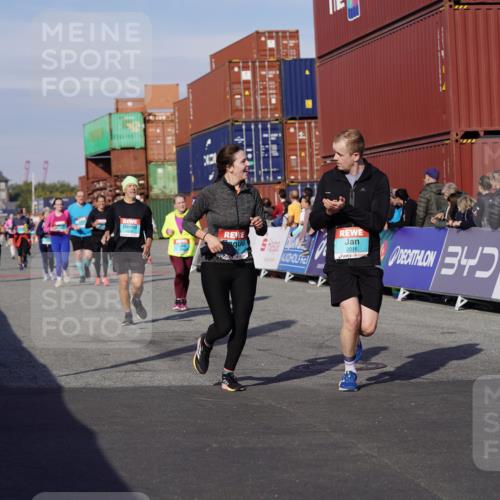 03.10.2025 - Köhlbrandbrückenlauf Michael Burmester http://msf.ph/oto/9020735 03.10.2025 10:21:41 Ziel 1049, 1467, 1740, 2016, 2022, 2097, 2194, 2235, 2309, 2524, 3570 meine-sportfotos.de