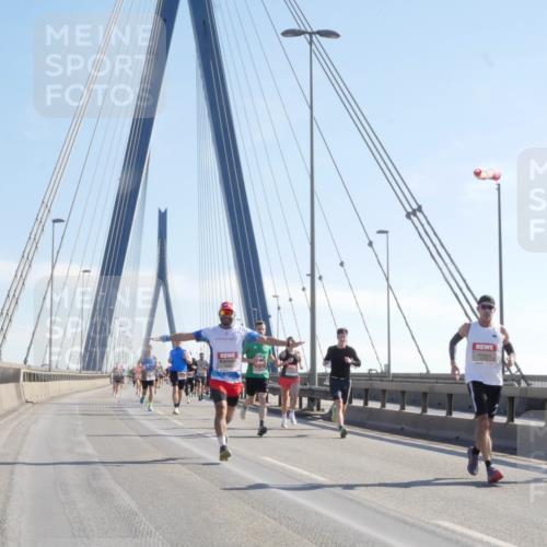 03.10.2025 - Köhlbrandbrückenlauf Matties Gatica Varas http://msf.ph/oto/9020739 03.10.2025 12:23:01 Position 1  meine-sportfotos.de