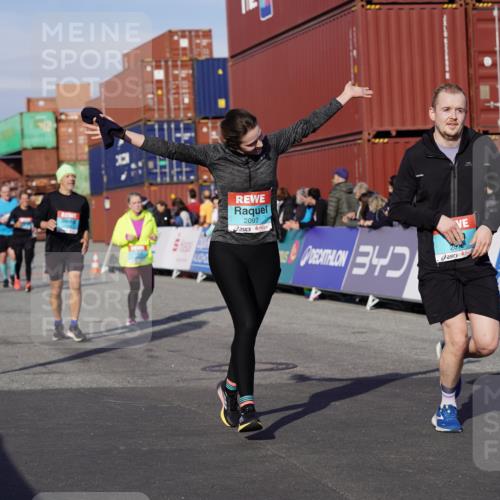 03.10.2025 - Köhlbrandbrückenlauf Michael Burmester http://msf.ph/oto/9020742 03.10.2025 10:21:41 Ziel 1049, 1467, 1740, 2016, 2022, 2097, 2194, 2235, 2309, 2524, 3570 meine-sportfotos.de