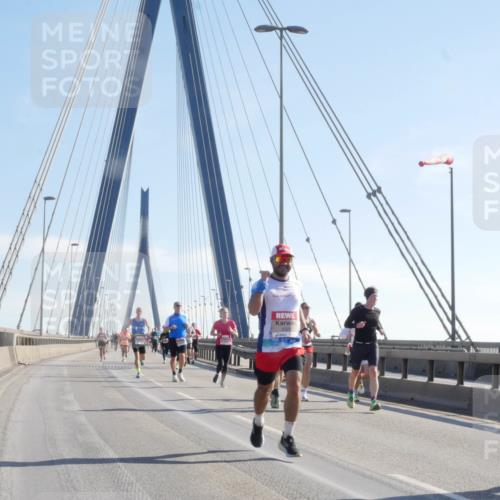 03.10.2025 - Köhlbrandbrückenlauf Matties Gatica Varas http://msf.ph/oto/9020746 03.10.2025 12:23:02 Position 1 6325 meine-sportfotos.de