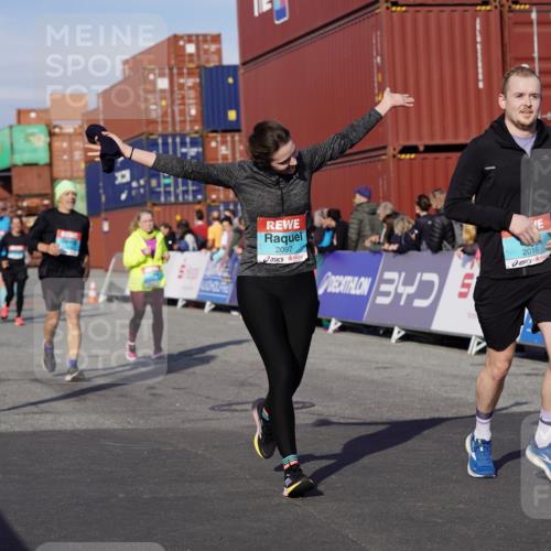 03.10.2025 - Köhlbrandbrückenlauf Michael Burmester http://msf.ph/oto/9020747 03.10.2025 10:21:42 Ziel 1049, 1467, 1740, 2016, 2022, 2097, 2194, 2235, 2309, 2524, 3570 meine-sportfotos.de
