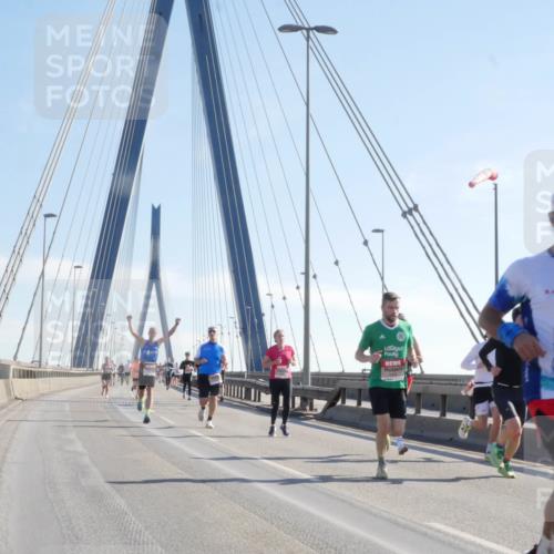 03.10.2025 - Köhlbrandbrückenlauf Matties Gatica Varas http://msf.ph/oto/9020752 03.10.2025 12:23:03 Position 1 8325 meine-sportfotos.de
