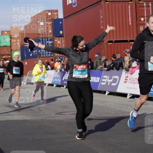 03.10.2025 - Köhlbrandbrückenlauf Michael Burmester http://msf.ph/oto/9020754 03.10.2025 10:21:42 Ziel 1049, 1467, 1740, 2016, 2022, 2097, 2194, 2235, 2309, 2524, 3570 meine-sportfotos.de