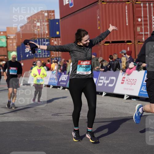 03.10.2025 - Köhlbrandbrückenlauf Michael Burmester http://msf.ph/oto/9020760 03.10.2025 10:21:42 Ziel 1049, 1467, 1740, 2016, 2022, 2097, 2194, 2235, 2309, 2524, 3570 meine-sportfotos.de