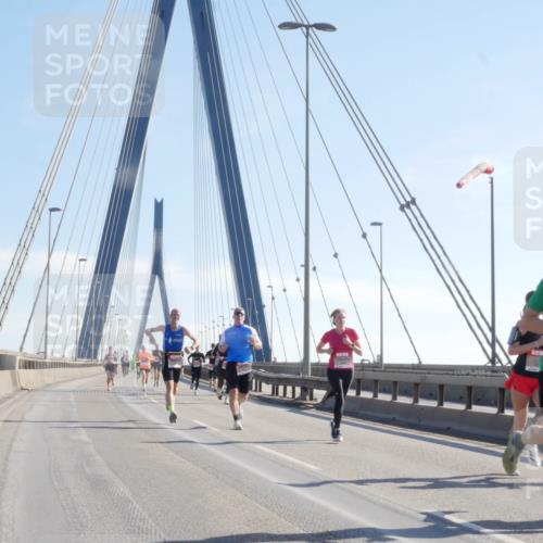 03.10.2025 - Köhlbrandbrückenlauf Matties Gatica Varas http://msf.ph/oto/9020761 03.10.2025 12:23:04 Position 1  meine-sportfotos.de