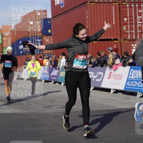 03.10.2025 - Köhlbrandbrückenlauf Michael Burmester http://msf.ph/oto/9020767 03.10.2025 10:21:42 Ziel 1049, 1467, 1740, 2016, 2022, 2097, 2194, 2235, 2309, 2524, 3570 meine-sportfotos.de