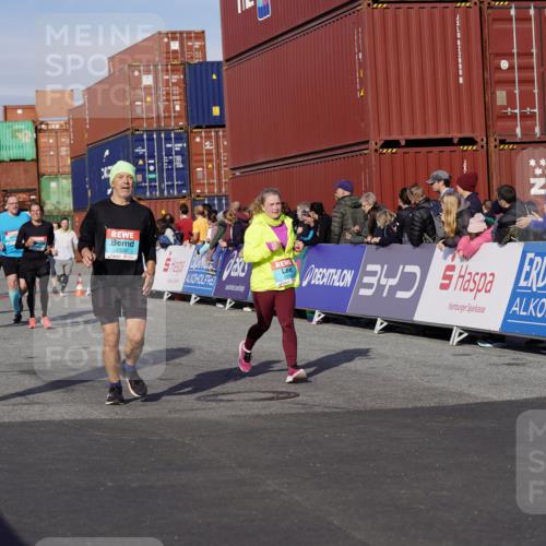 03.10.2025 - Köhlbrandbrückenlauf Michael Burmester http://msf.ph/oto/9020779 03.10.2025 10:21:43 Ziel 1049, 1467, 1740, 2016, 2022, 2097, 2194, 2235, 2309, 2524, 3570 meine-sportfotos.de