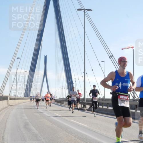 03.10.2025 - Köhlbrandbrückenlauf Matties Gatica Varas http://msf.ph/oto/9020782 03.10.2025 12:23:07 Position 1 6742 meine-sportfotos.de