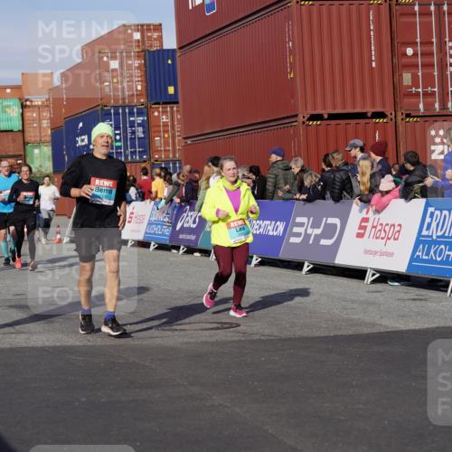 03.10.2025 - Köhlbrandbrückenlauf Michael Burmester http://msf.ph/oto/9020787 03.10.2025 10:21:43 Ziel 1049, 1467, 1740, 2016, 2022, 2097, 2194, 2235, 2309, 2524, 3570 meine-sportfotos.de