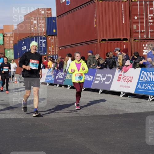 03.10.2025 - Köhlbrandbrückenlauf Michael Burmester http://msf.ph/oto/9020792 03.10.2025 10:21:43 Ziel 1049, 1467, 1740, 2016, 2022, 2097, 2194, 2235, 2309, 2524, 3570 meine-sportfotos.de