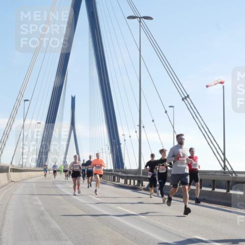 03.10.2025 - Köhlbrandbrückenlauf Matties Gatica Varas http://msf.ph/oto/9020797 03.10.2025 12:23:09 Position 1  meine-sportfotos.de