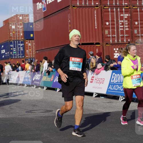 03.10.2025 - Köhlbrandbrückenlauf Michael Burmester http://msf.ph/oto/9020819 03.10.2025 10:21:45 Ziel 1049, 1467, 1740, 1976, 2016, 2022, 2097, 2235, 2298, 2309, 2414, 2524, 3570, 3660, 3661, 3662, 3693, 3694 meine-sportfotos.de