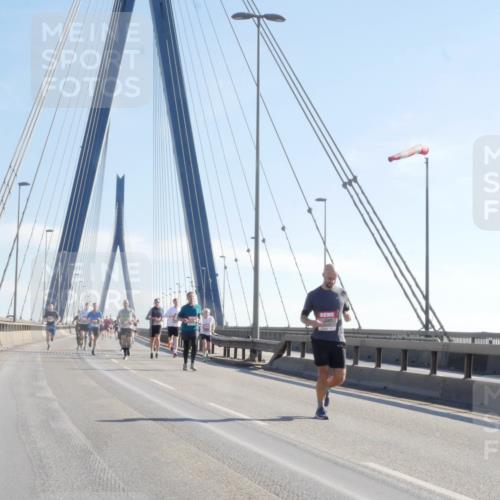 03.10.2025 - Köhlbrandbrückenlauf Matties Gatica Varas http://msf.ph/oto/9020830 03.10.2025 12:23:14 Position 1  meine-sportfotos.de