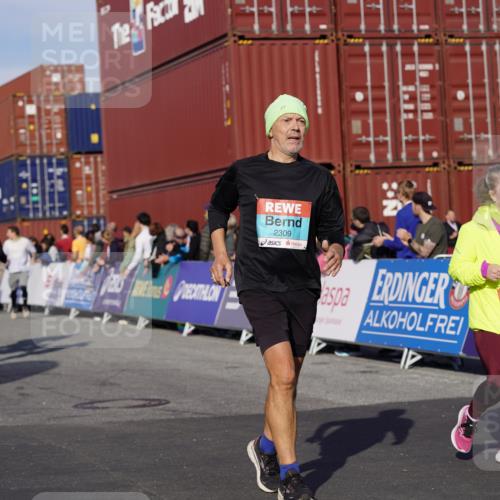 03.10.2025 - Köhlbrandbrückenlauf Michael Burmester http://msf.ph/oto/9020831 03.10.2025 10:21:45 Ziel 1049, 1467, 1740, 1976, 2016, 2022, 2097, 2235, 2298, 2309, 2414, 2524, 3570, 3660, 3661, 3662, 3693, 3694 meine-sportfotos.de