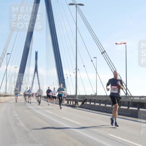 03.10.2025 - Köhlbrandbrückenlauf Matties Gatica Varas http://msf.ph/oto/9020835 03.10.2025 12:23:14 Position 1  meine-sportfotos.de