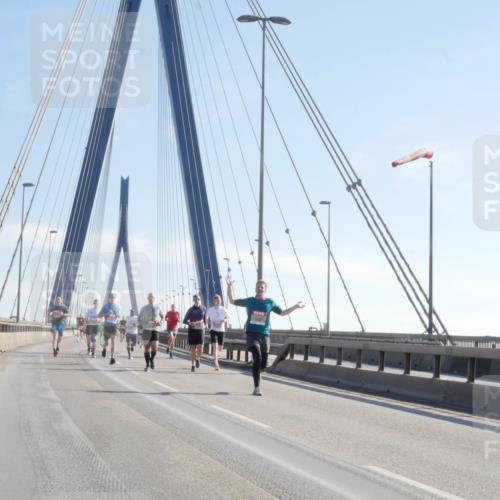 03.10.2025 - Köhlbrandbrückenlauf Matties Gatica Varas http://msf.ph/oto/9020845 03.10.2025 12:23:16 Position 1  meine-sportfotos.de