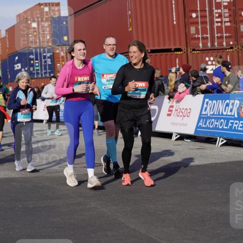 03.10.2025 - Köhlbrandbrückenlauf Michael Burmester http://msf.ph/oto/9020849 03.10.2025 10:21:48 Ziel 1049, 1467, 1740, 1976, 2022, 2235, 2298, 2414, 3570, 3660, 3661, 3662, 3693, 3694 meine-sportfotos.de
