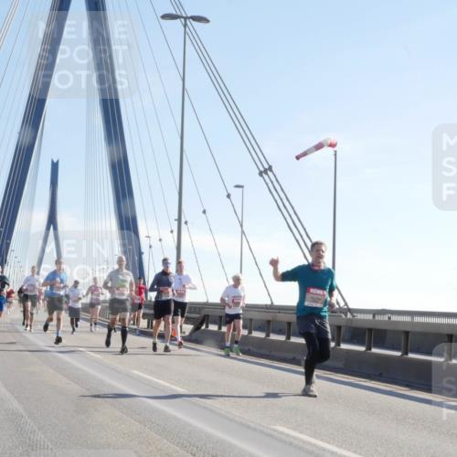 03.10.2025 - Köhlbrandbrückenlauf Matties Gatica Varas http://msf.ph/oto/9020852 03.10.2025 12:23:17 Position 1  meine-sportfotos.de