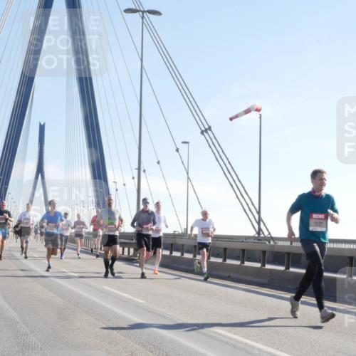 03.10.2025 - Köhlbrandbrückenlauf Matties Gatica Varas http://msf.ph/oto/9020857 03.10.2025 12:23:18 Position 1  meine-sportfotos.de