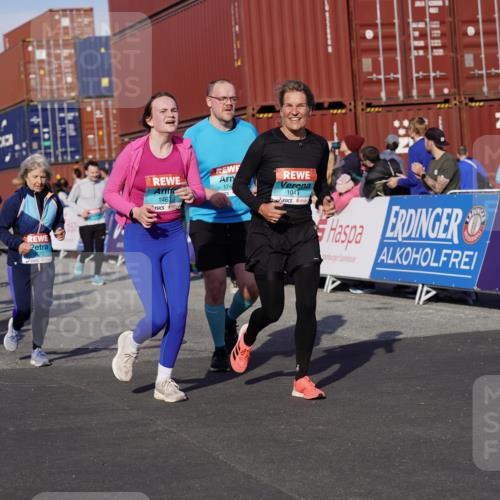 03.10.2025 - Köhlbrandbrückenlauf Michael Burmester http://msf.ph/oto/9020863 03.10.2025 10:21:48 Ziel 1049, 1467, 1740, 1976, 2022, 2235, 2298, 2414, 3570, 3660, 3661, 3662, 3693, 3694 meine-sportfotos.de