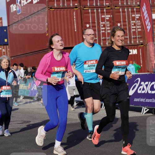 03.10.2025 - Köhlbrandbrückenlauf Michael Burmester http://msf.ph/oto/9020875 03.10.2025 10:21:49 Ziel 1049, 1467, 1740, 1976, 1977, 2022, 2114, 2235, 2298, 2414, 3570, 3660, 3661, 3662, 3693, 3694 meine-sportfotos.de