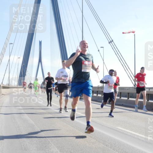 03.10.2025 - Köhlbrandbrückenlauf Matties Gatica Varas http://msf.ph/oto/9020882 03.10.2025 12:23:22 Position 1  meine-sportfotos.de