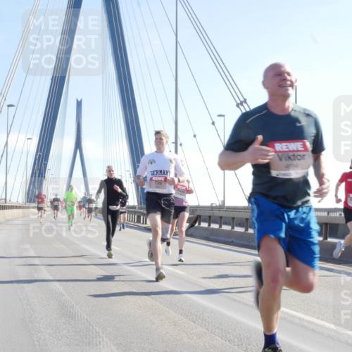 03.10.2025 - Köhlbrandbrückenlauf Matties Gatica Varas http://msf.ph/oto/9020885 03.10.2025 12:23:22 Position 1  meine-sportfotos.de