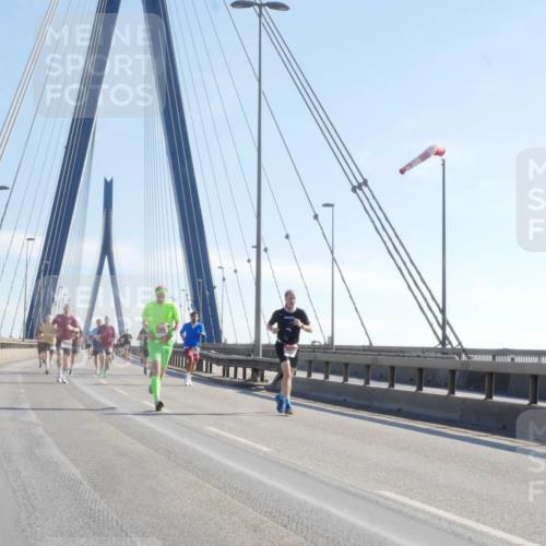 03.10.2025 - Köhlbrandbrückenlauf Matties Gatica Varas http://msf.ph/oto/9020907 03.10.2025 12:23:26 Position 1  meine-sportfotos.de