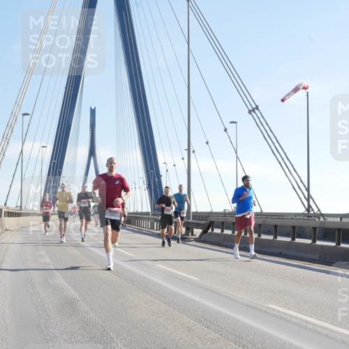 03.10.2025 - Köhlbrandbrückenlauf Matties Gatica Varas http://msf.ph/oto/9020929 03.10.2025 12:23:29 Position 1  meine-sportfotos.de