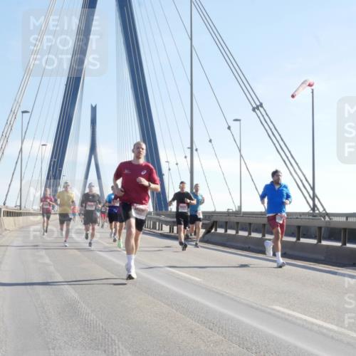 03.10.2025 - Köhlbrandbrückenlauf Matties Gatica Varas http://msf.ph/oto/9020934 03.10.2025 12:23:30 Position 1  meine-sportfotos.de