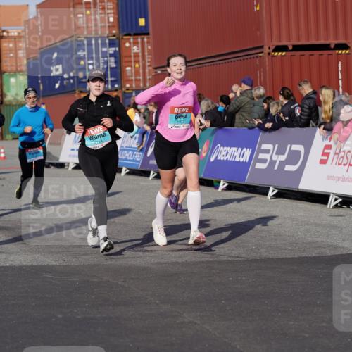 03.10.2025 - Köhlbrandbrückenlauf Michael Burmester http://msf.ph/oto/9020938 03.10.2025 10:21:55 Ziel 1669, 1976, 1977, 2065, 2114, 2298, 2327, 2414, 3114, 3509, 3660, 3661, 3662, 3693, 3694 meine-sportfotos.de