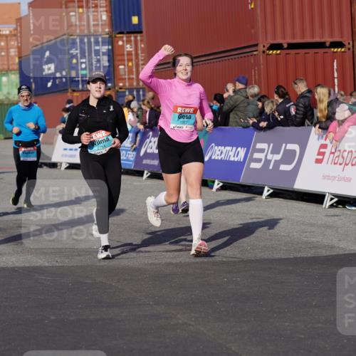 03.10.2025 - Köhlbrandbrückenlauf Michael Burmester http://msf.ph/oto/9020944 03.10.2025 10:21:55 Ziel 1669, 1976, 1977, 2065, 2114, 2298, 2327, 2414, 3114, 3509, 3660, 3661, 3662, 3693, 3694 meine-sportfotos.de